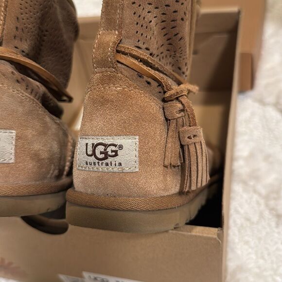 UGG women’s boot, size 8 - Picture 4 of 6
